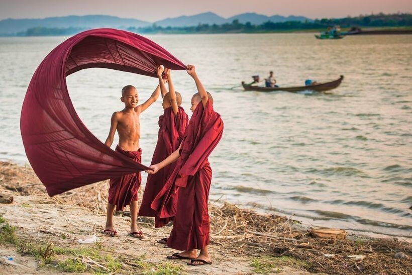 Ular mast odamlarni olib, qattiq sikadilar