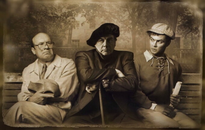 Chiroyli yigit ozini yuvmoqda Larisa Gribaleva yalangoch fotosurat