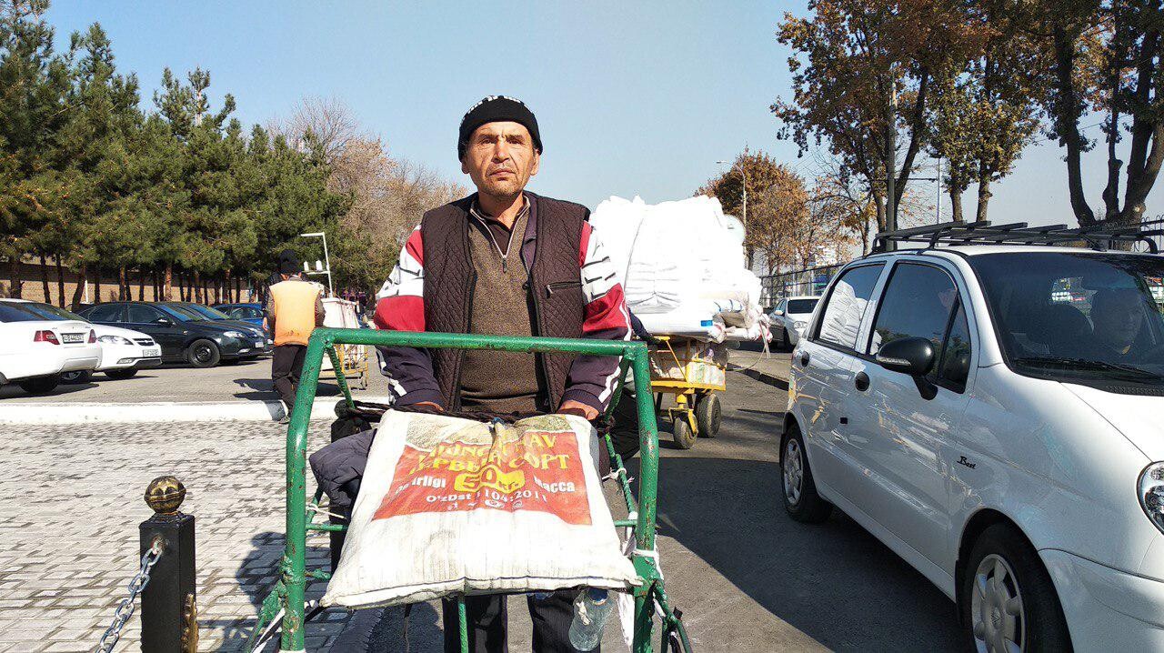 Ular bir-birlarini sikib, krujkaga pul qoyishadi