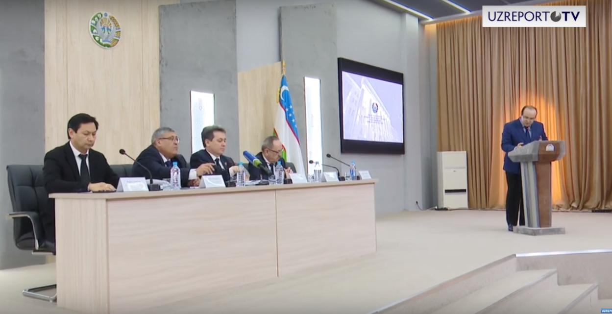 Eshakda ulkan xorozlar bilan porno Gayrioddiy shakldagi kokrak fotosurati