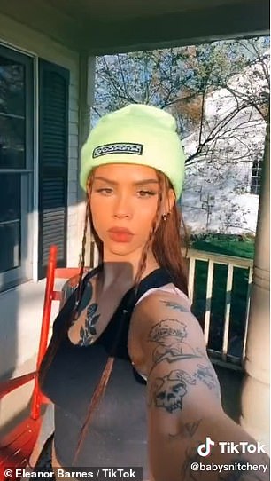 Qizlik porno video Ish stoli jinsiy aloqa ustidagi panjara