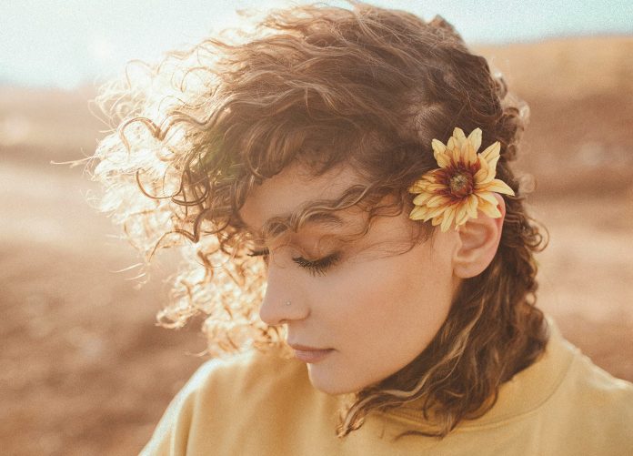 Pornodagi gozal ayollar hayajonli jinsiy aloqada bolishadi Xotin erining koz ongida boshqa birovni soradi.