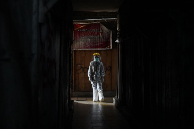 Hojatxonada siyayotgan keksa ayollar video