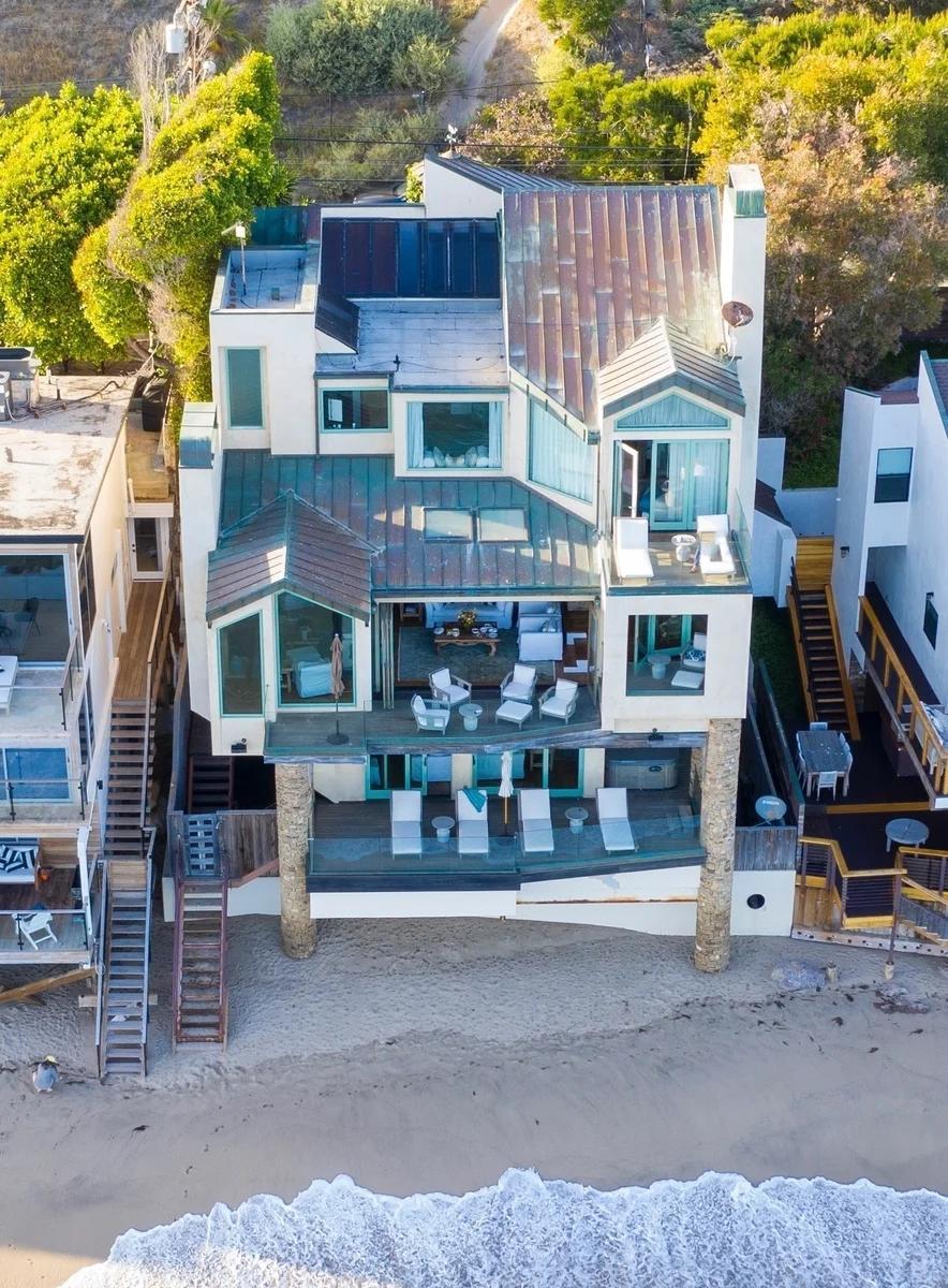 Sariqlar bilan rus anal jinsiy aloqa