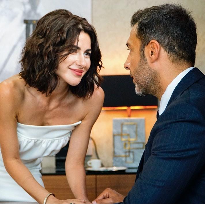 Jinsiy aloqada bolgan yigit kokrak uchlarini yalaydi