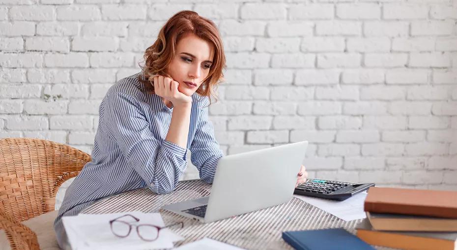 Qizil sochli yosh ayolning GIF