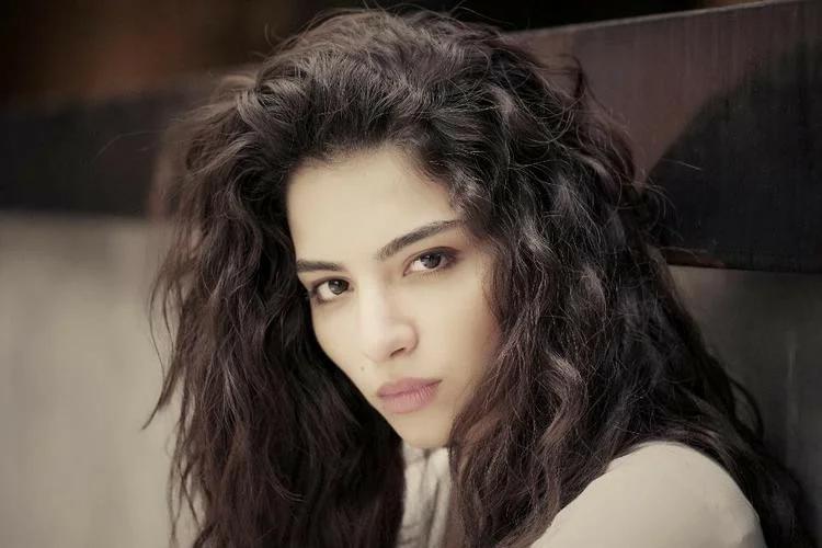 Keksa odamlar suratga tushishadi Ichida yosh qiz bilan jinsiy aloqa