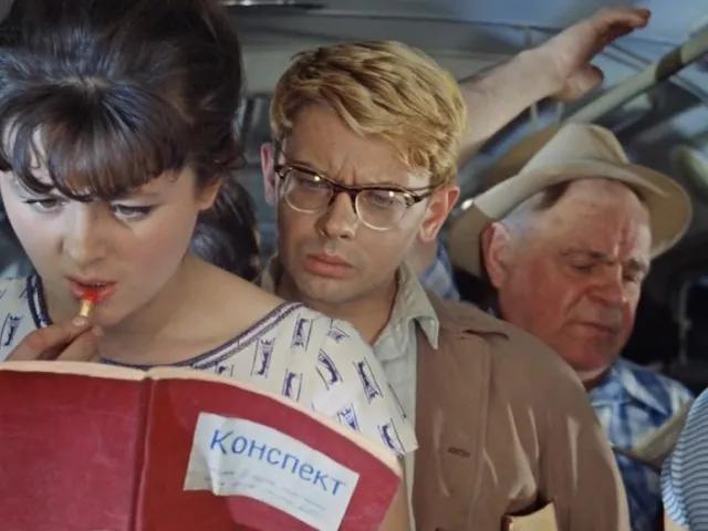 Onlayn porno jozibali U notanish odamning mashinasiga otirdi, jinsiy aloqa uchun pul oldi, kokraklarini korsatdi, unga zar