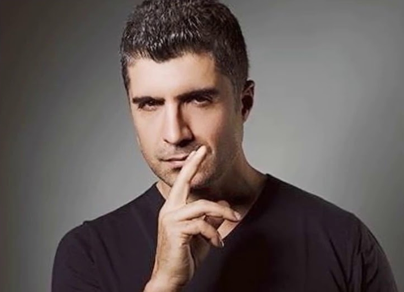 Chiroyli qiz uning külotlarini korsatadi