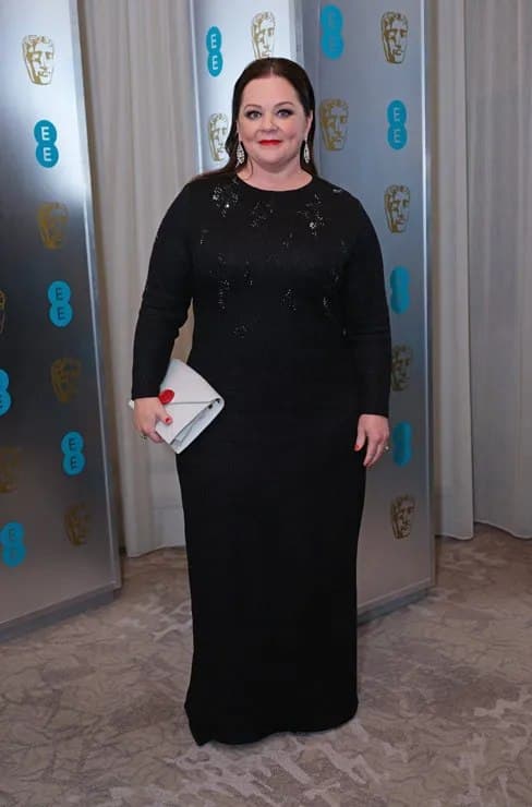 Katta dildolar bilan qora tanli ayollarning fotosuratlari