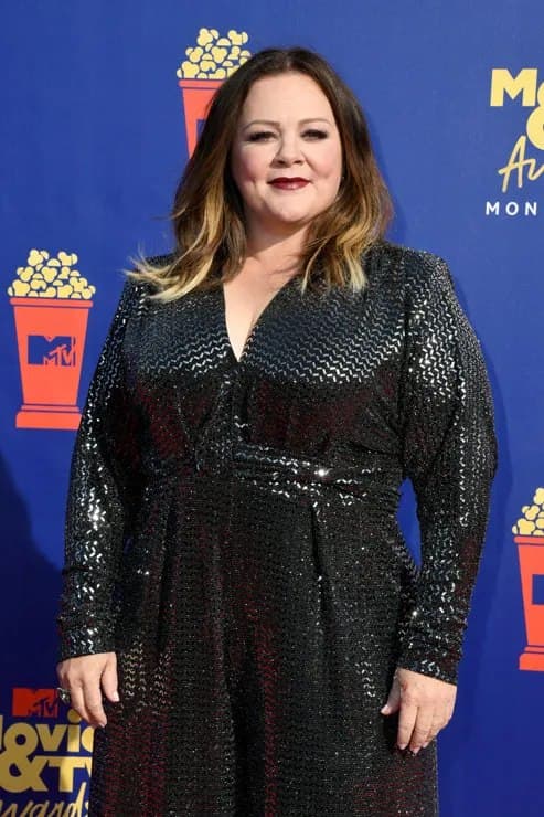 Qiz ozini shisha bilan sikadi