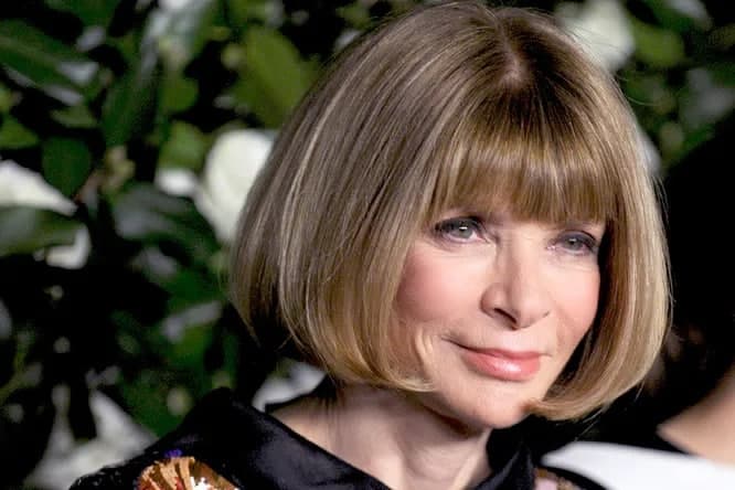 Yosh qiz sochli mushukni korsatadi