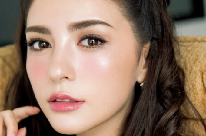 Ozini suratga olayotgan yalangoch qizning surati