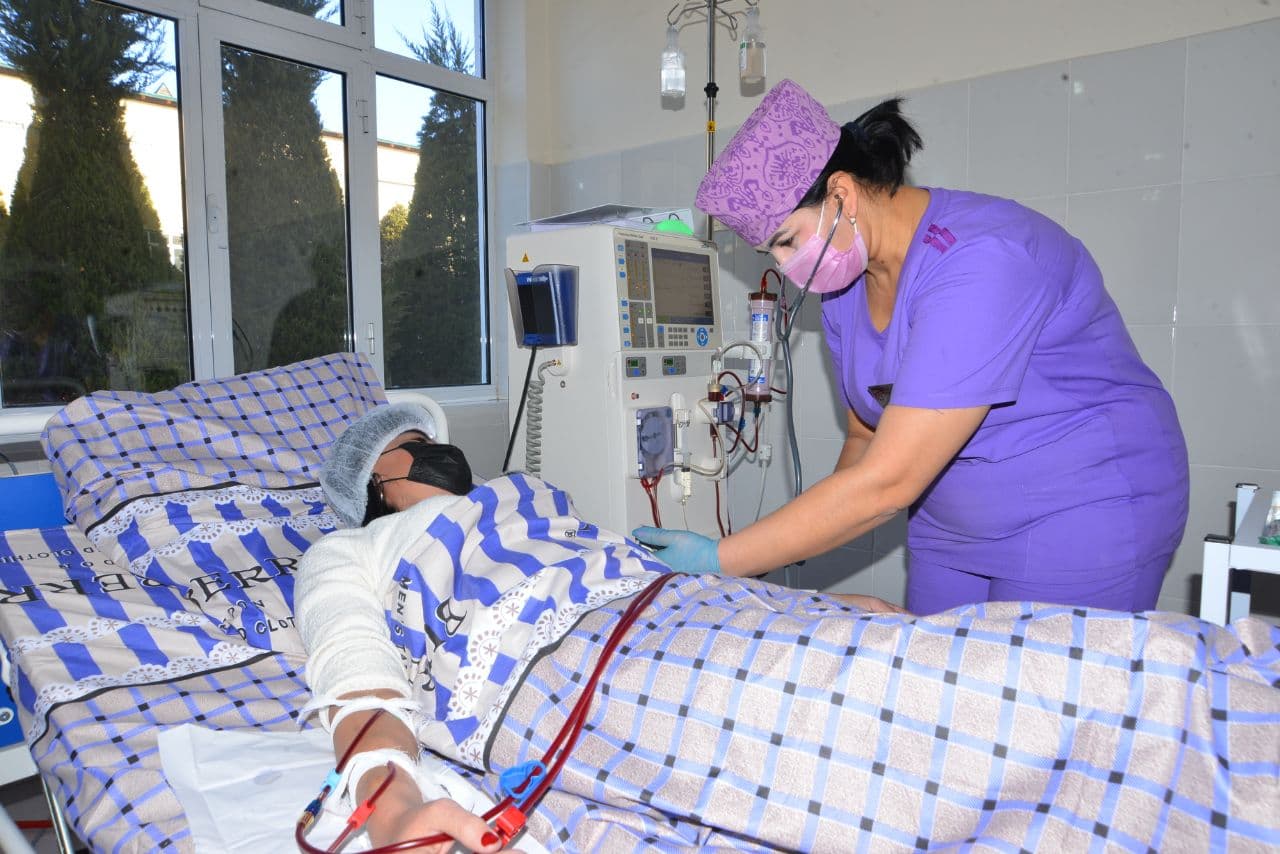 Porno yigit qizning oyoqlarini neylon paypoqda yalaydi.