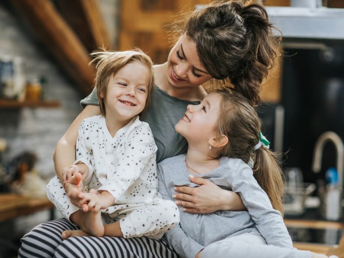 Hojatxonada uxlayotgan bolalar