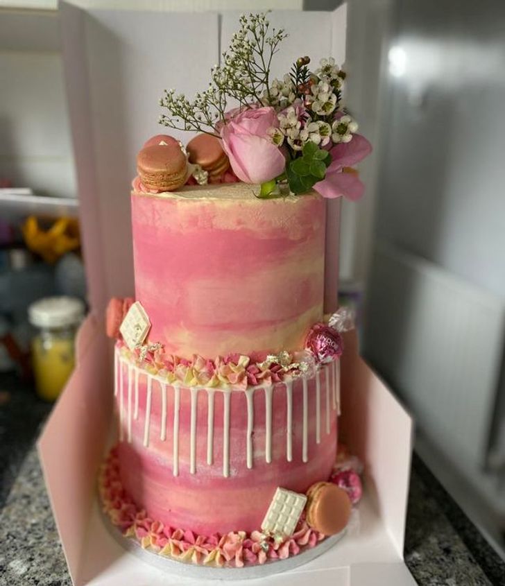 Tort oyoqda turgan yalangoch ayollarning fotosuratlari