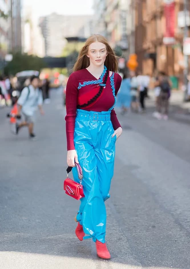 Oyoq fetish forumi: ayollar paypoqlarini hidlash