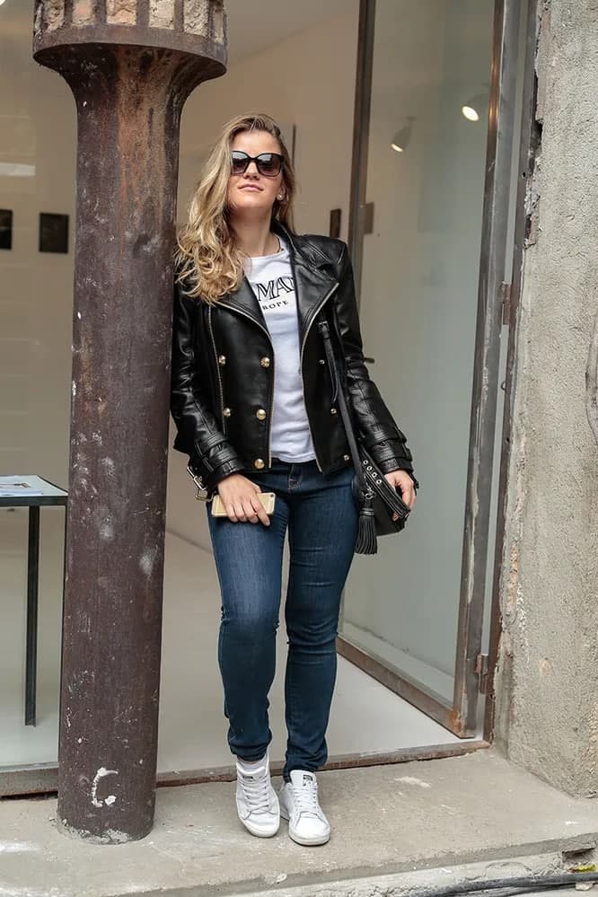 Modellashtirilgan tanali issiq qizlarning fotosuratlari Rus xotini porno orqali qarzlarini tolagan.