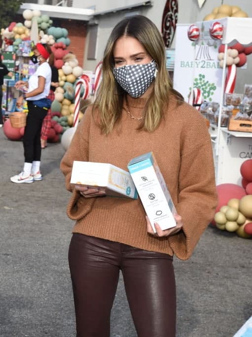 Lyubov Tixomirovani Viloyat ehtiroslari pornosida tomosha qiling