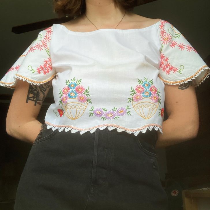 Oyoqlari yoyilgan va külotsiz qizlarning fotosuratlari