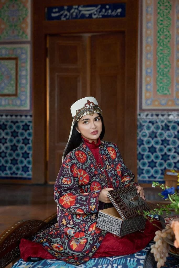 Fotosuratlarda yalangoch chiroyli qizlar