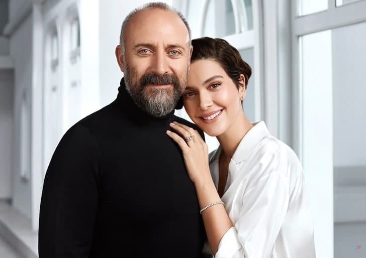 Yosh qizlarning jinsiy aloqasi Mushukgacha paypoqdagi oyoqlar