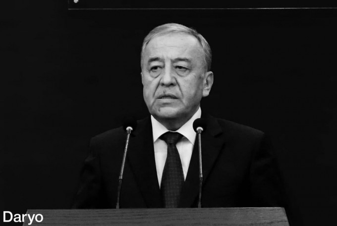 Juda yosh er-xotin ozlarining jinsiy aloqalarini suratga olish uchun operatorni taklif qilishdi. Boysunuvchining xojayinini yalayotgani videosi