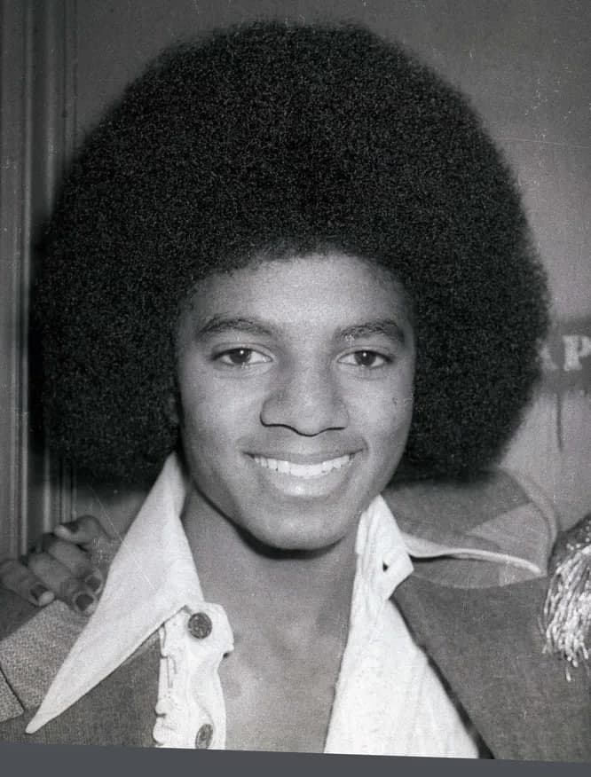 U silikon tamponlar bilan qizning anusini yalaydi, ular orasida jinsiy olatni yoqimli his qiladi. Tuygular bilan uy qurilishi havaskor porno video