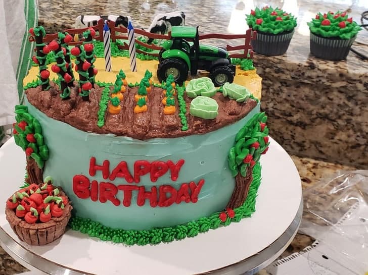 Paypoqda tort oyoqda turgan ayolning fotosurati