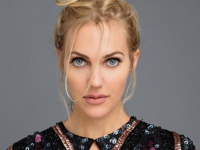 Erini sotayotgan ayol hukmronligi haqidagi porno video