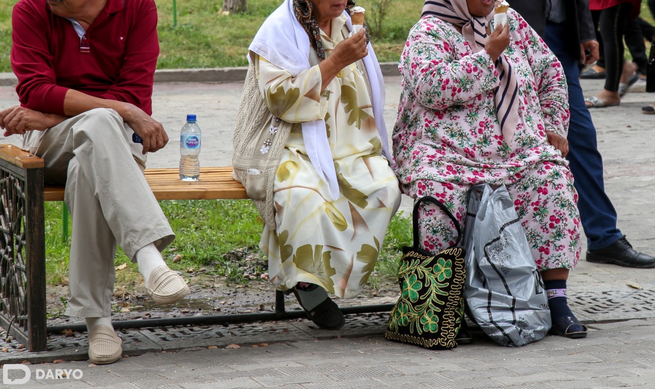Tik turib, uni yalashimga ruxsat berdi