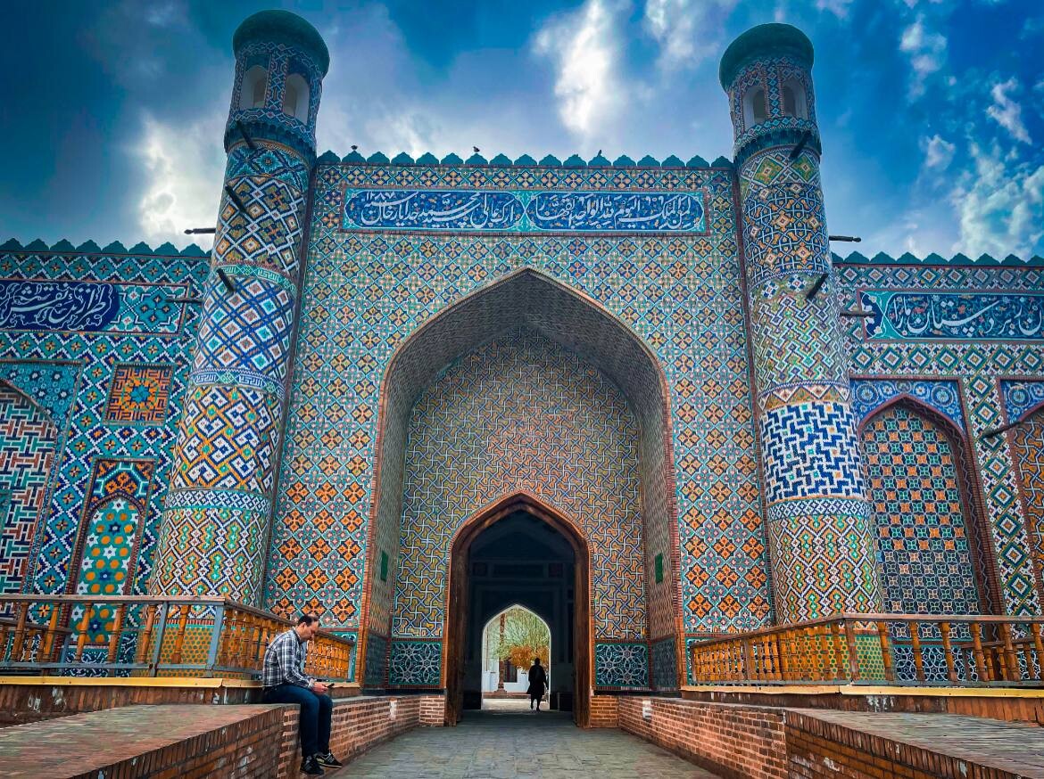 Kiyinish xonasida kozdan kechirish aks etgan porno videolar