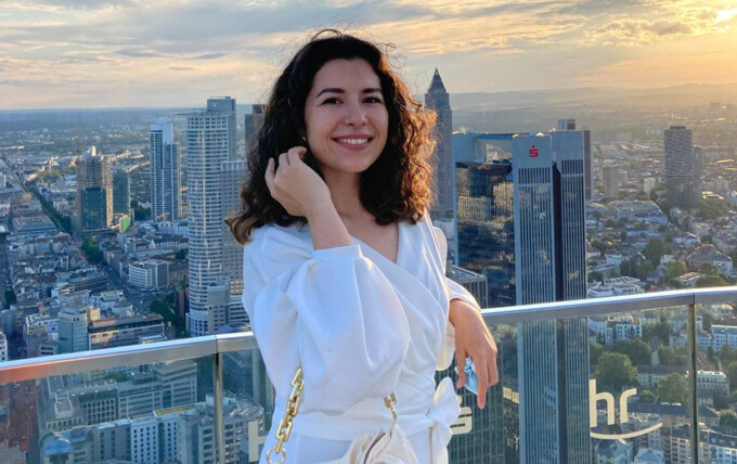 Lama bilan jinsiy aloqa video Chiroyli mushuk bilan gozal qiz