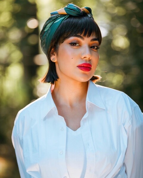 Oyoqlari orasiga tikilgan qizlar