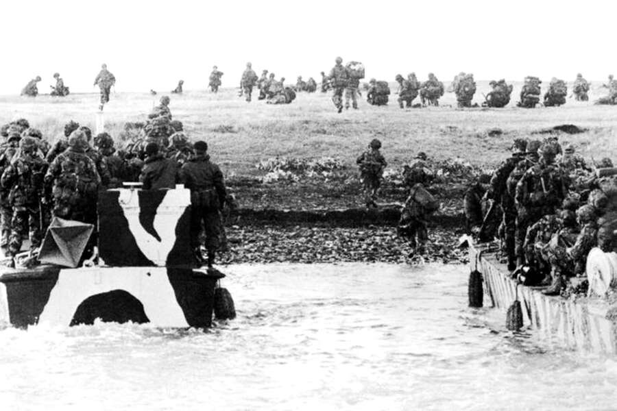 Ozini yuvayotgan qizning yashirin kamerasi