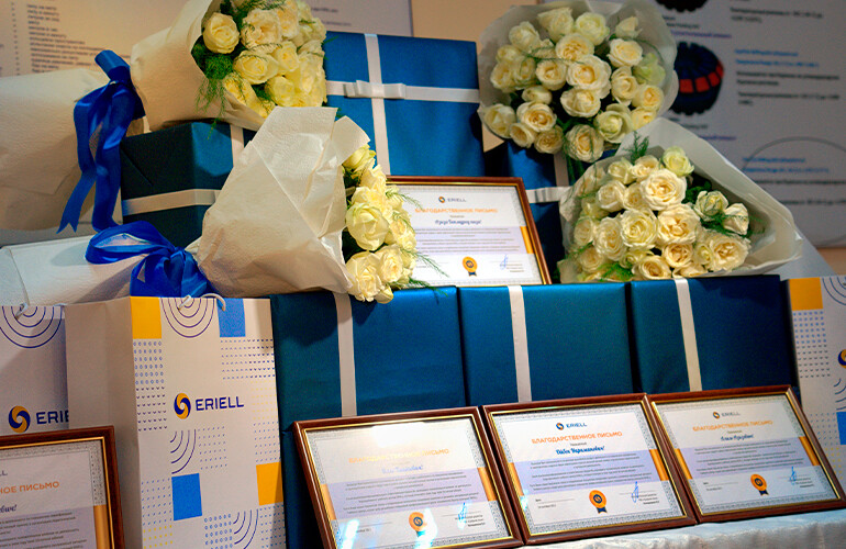 Soxta kokrak bilan porno Osiyo Rus yigit dugonasini uxlayotganida sikibdi.