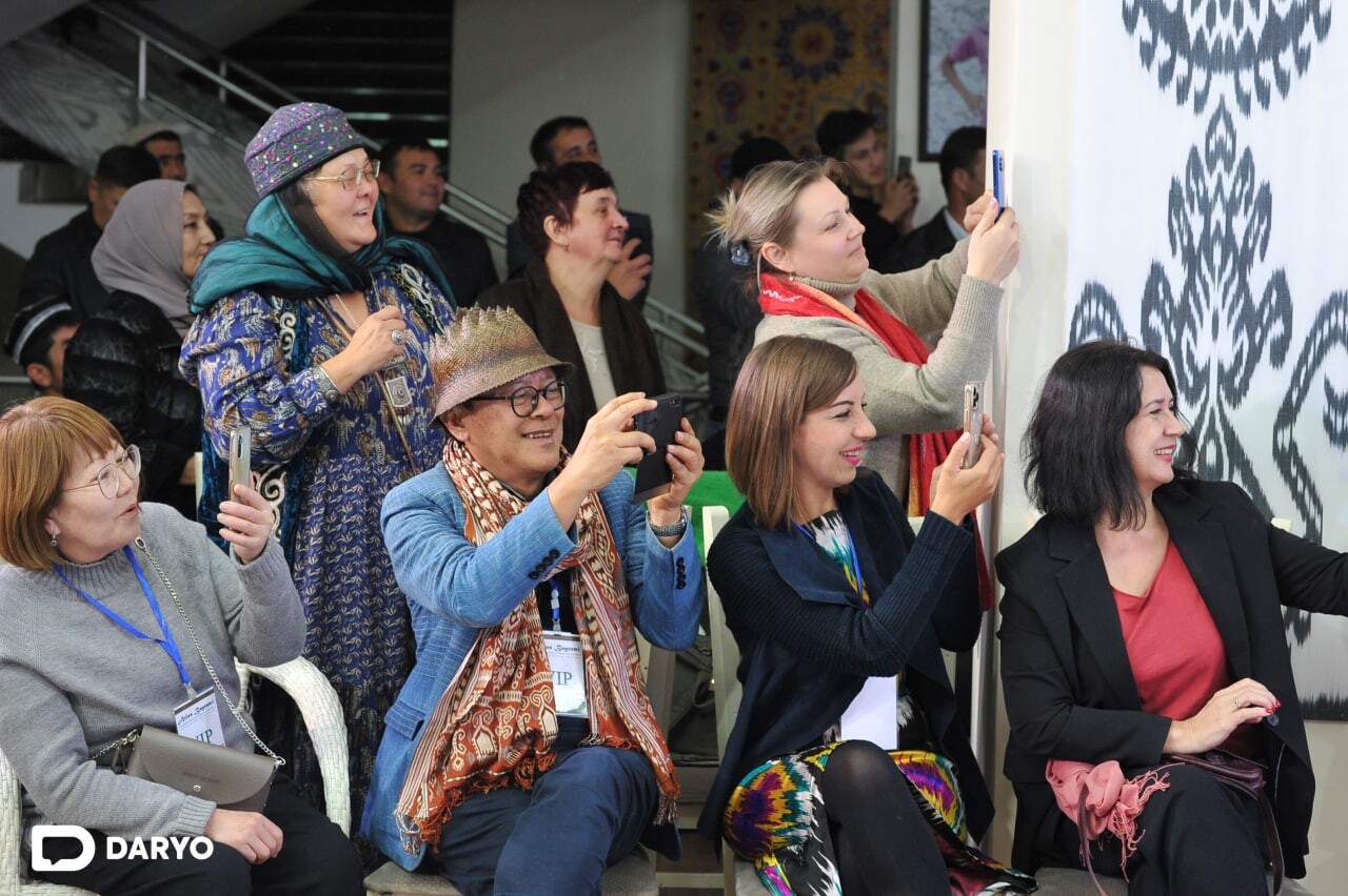 Katta zaldagi ziyofatda qizil libosdagi porno qiz MP3 jinsiy aloqa tovushlar