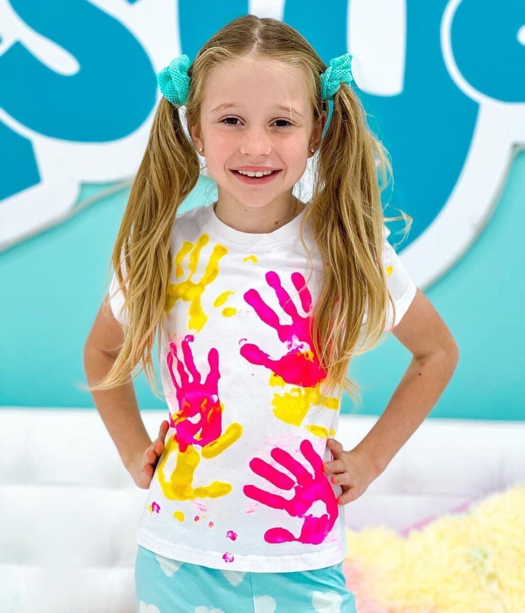 Nastya ikki xoroz bilan Nastya ikki xoroz bilan