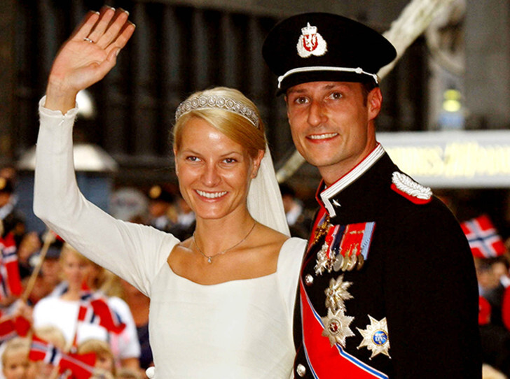 Erkakning yuziga surtish külotsiz ayollar dumbalari