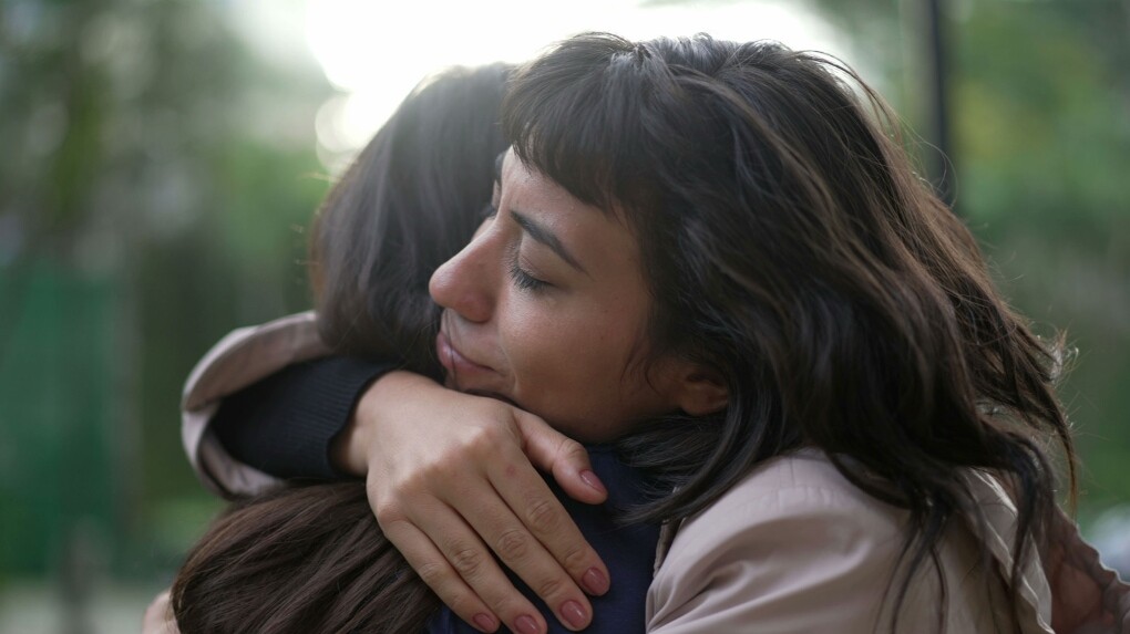 Yuzlariga tegib turgan odamlarning videolari