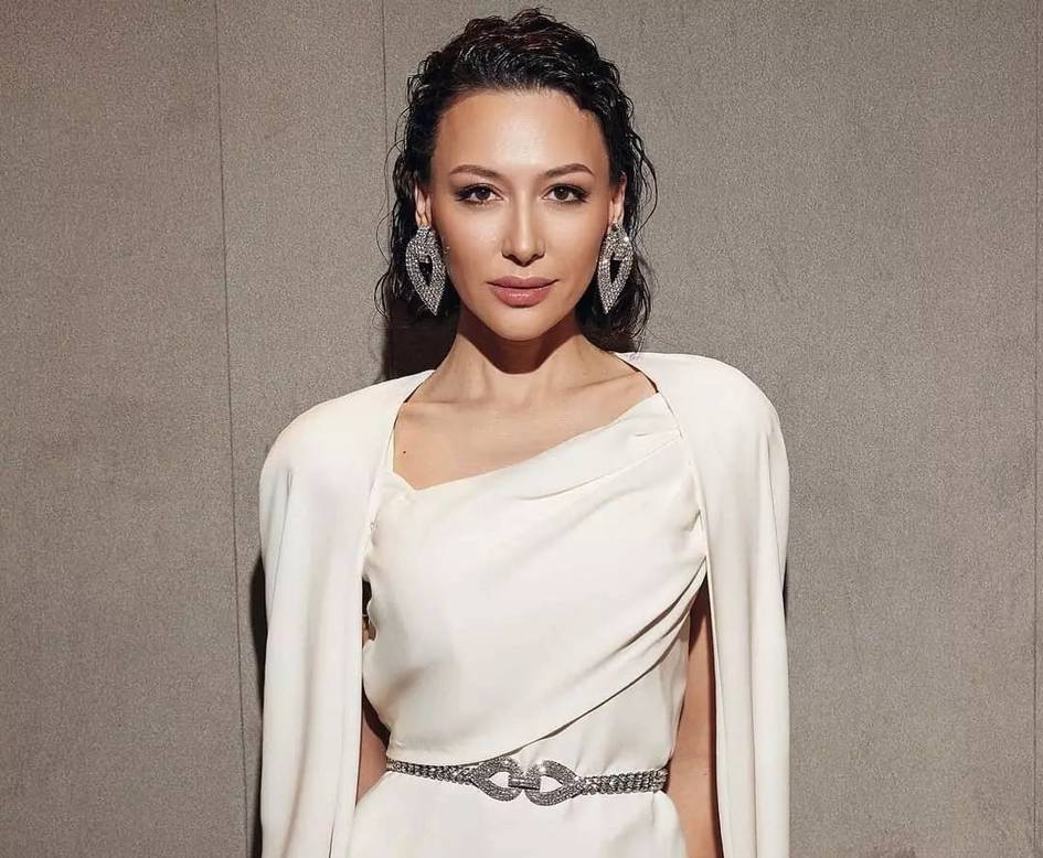 Oq kiyimdagi qizni sikish