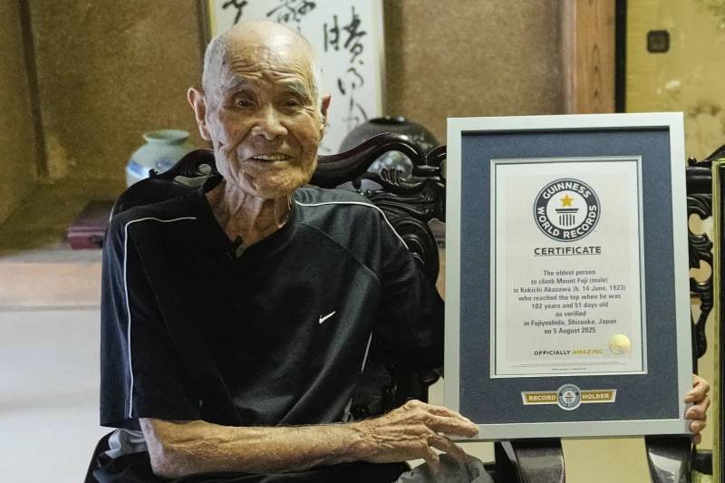 Yaponiyalik teleboshlovchi yuzga yotqiziladi Yaponiyalik teleboshlovchi yuzga yotqiziladi