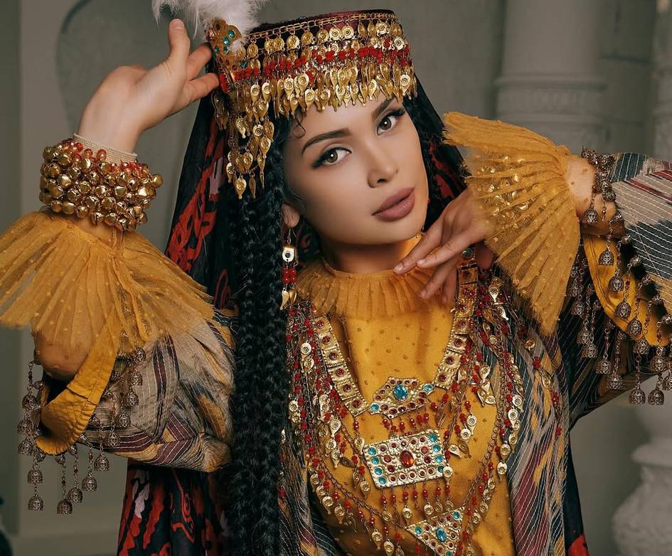 Yalangoch qizlar va ularning jinsiy azolari Katta klitorisli juda katta eski mushuk